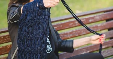 What's the best yarn for arm knitting? Here, we go over how to find great yarns for arm knitting cowls, scarves, blankets, and more.