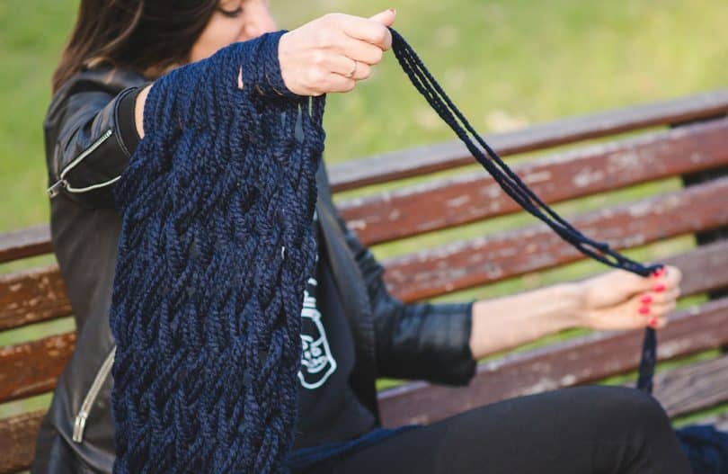 What's the best yarn for arm knitting? Here, we go over how to find great yarns for arm knitting cowls, scarves, blankets, and more.