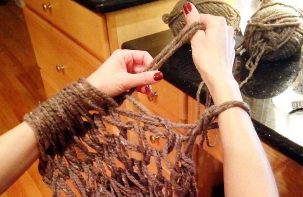 What's the best yarn for arm knitting? Here, we go over how to find great yarns for arm knitting cowls, scarves, blankets, and more.
