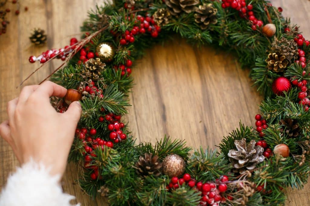 The holidays are the perfect time to hit the markets. Here are some favorite easy Christmas crafts to make and sell at holiday markets!