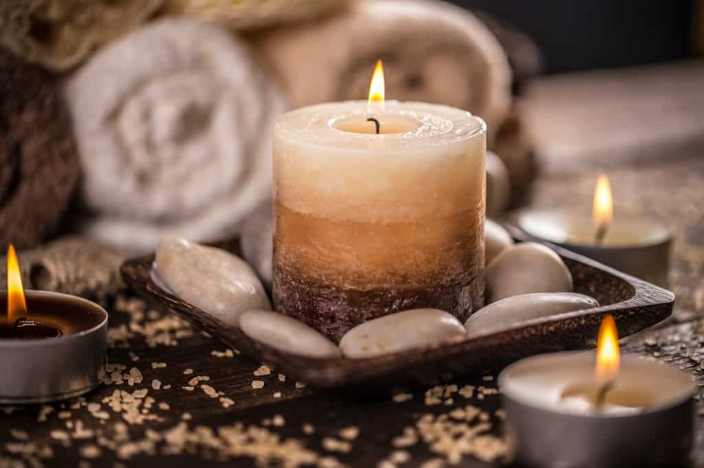 Can essential oils be used in candles? Learn more about the ups and downs of using essential oils in candles over synthetic fragrance oils.