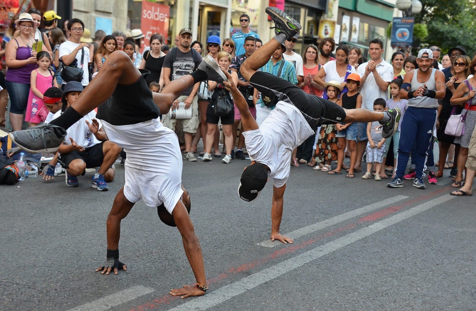 Болотная стрит. Уличные танцы. Уличные танцоры. Современные танцы на улице. Стрит танцы.